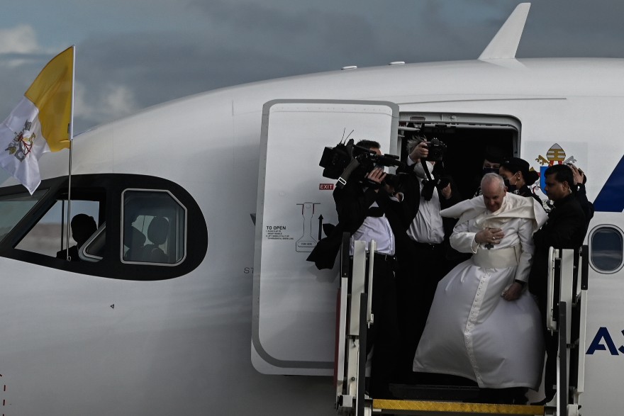 Παραπάτησε ο Πάπας Φραγκίσκος ανεβαίνοντας στο αεροπλάνο