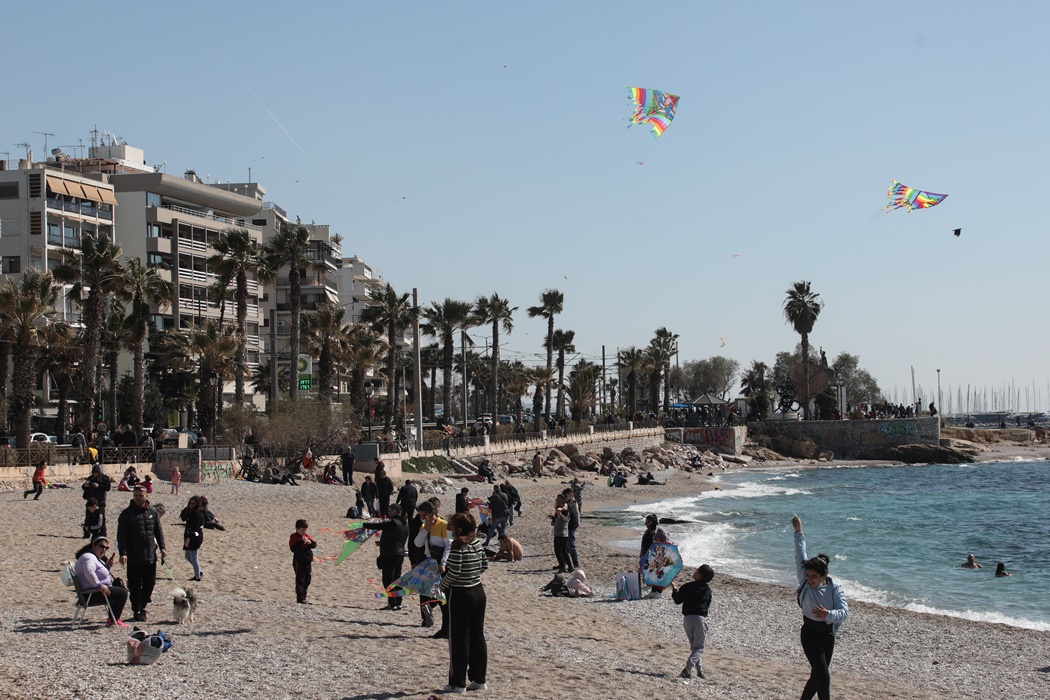 Καθαρά Δευτέρα 2022: Πολίτες πέταξαν τους χαρταετούς τους στην παραλία του Φαλήρου