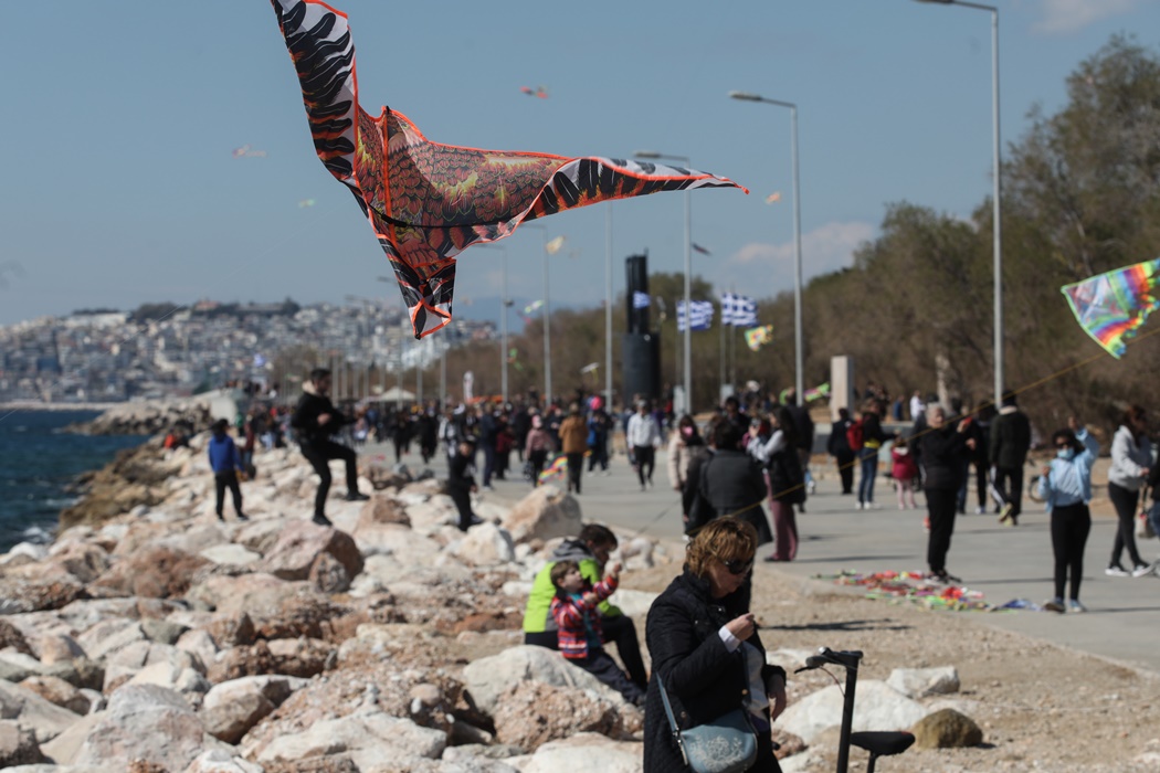 Καθαρά Δευτέρα 2022: Μικροί και μεγάλοι έκαναν τη βόλτα τους και πέταξαν χαρταετό στην παραλία Φαλήρου