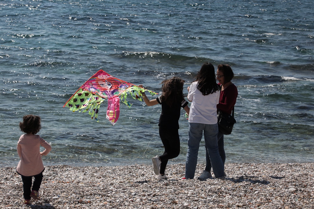 Καθαρά Δευτέρα 2022: Παιδιά τρέχουν δίπλα στην παραλία θέλοντας να πετάξουν τον χαρταετό τους