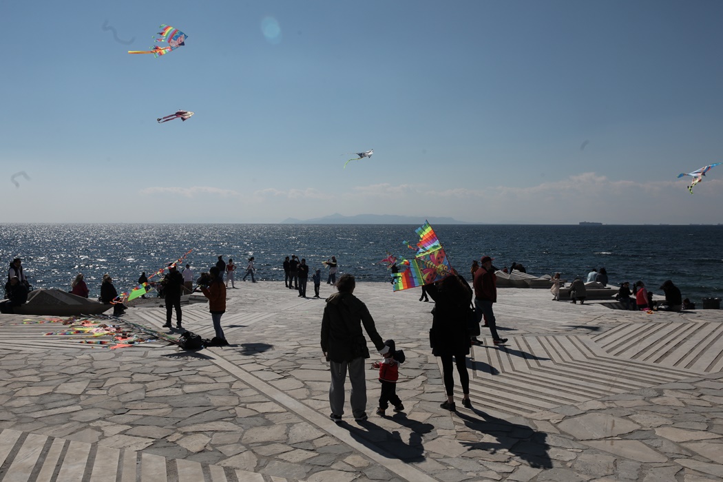 Καθαρά Δευτέρα 2022: Χαρταετοί πετούν πάνω από την παραλία Φαλήρου - Με ενθουσιασμό παρακολουθούν τα παιδιά