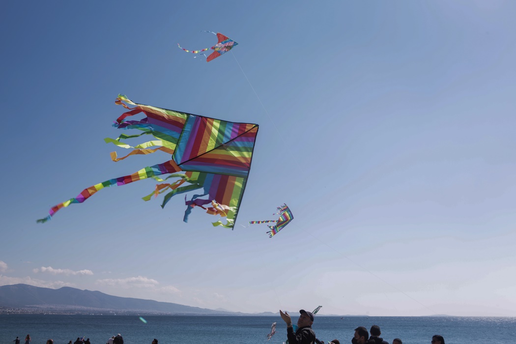 Καθαρά Δευτέρα 2022: Γονείς με παιδιά πετούν χαρταετούς στην παραλία στην Φρεαττύδα