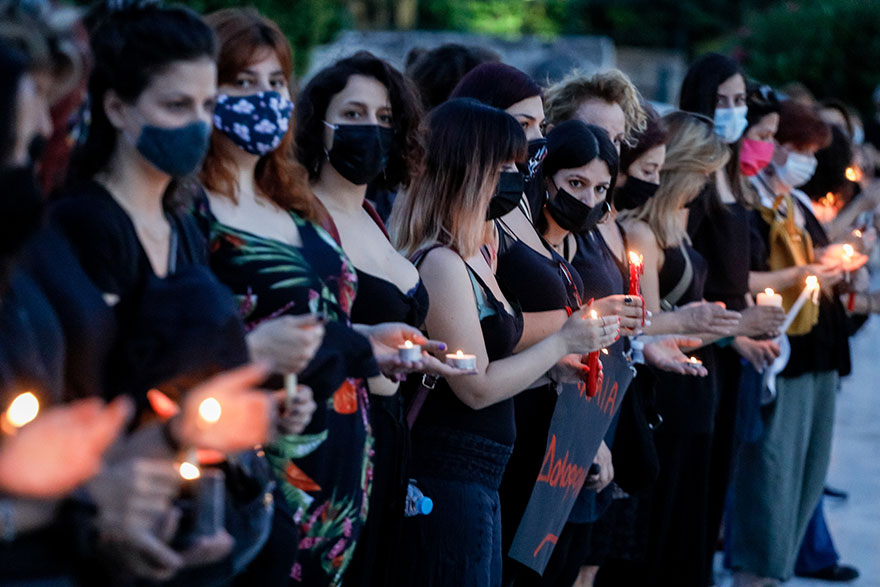 Δολοφονία Καρολάιν: Ντυμένες στα μαύρα γυναίκες συμμετείχαν στην παράσταση διαμαρτυρίας στο Σύνταγμα