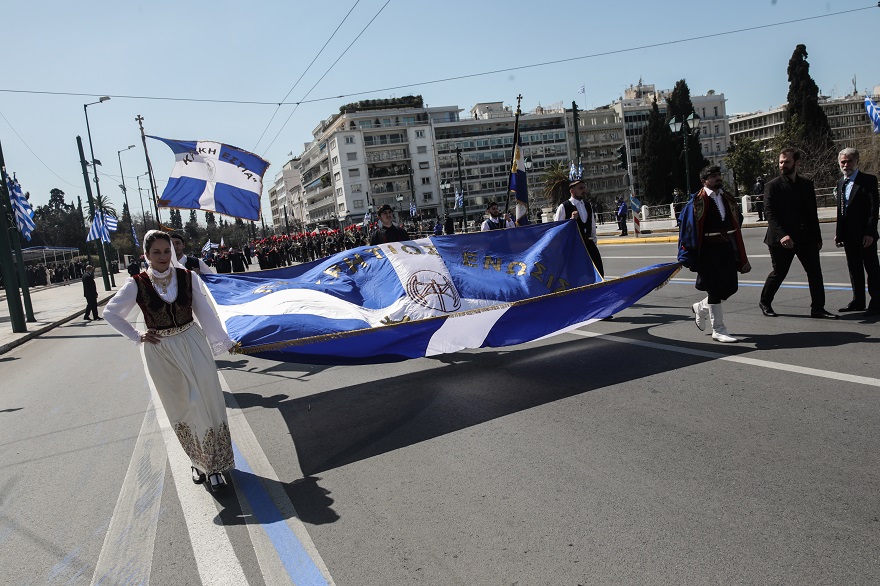 Η ελληνική σημαία στη μαθητική παρέλαση