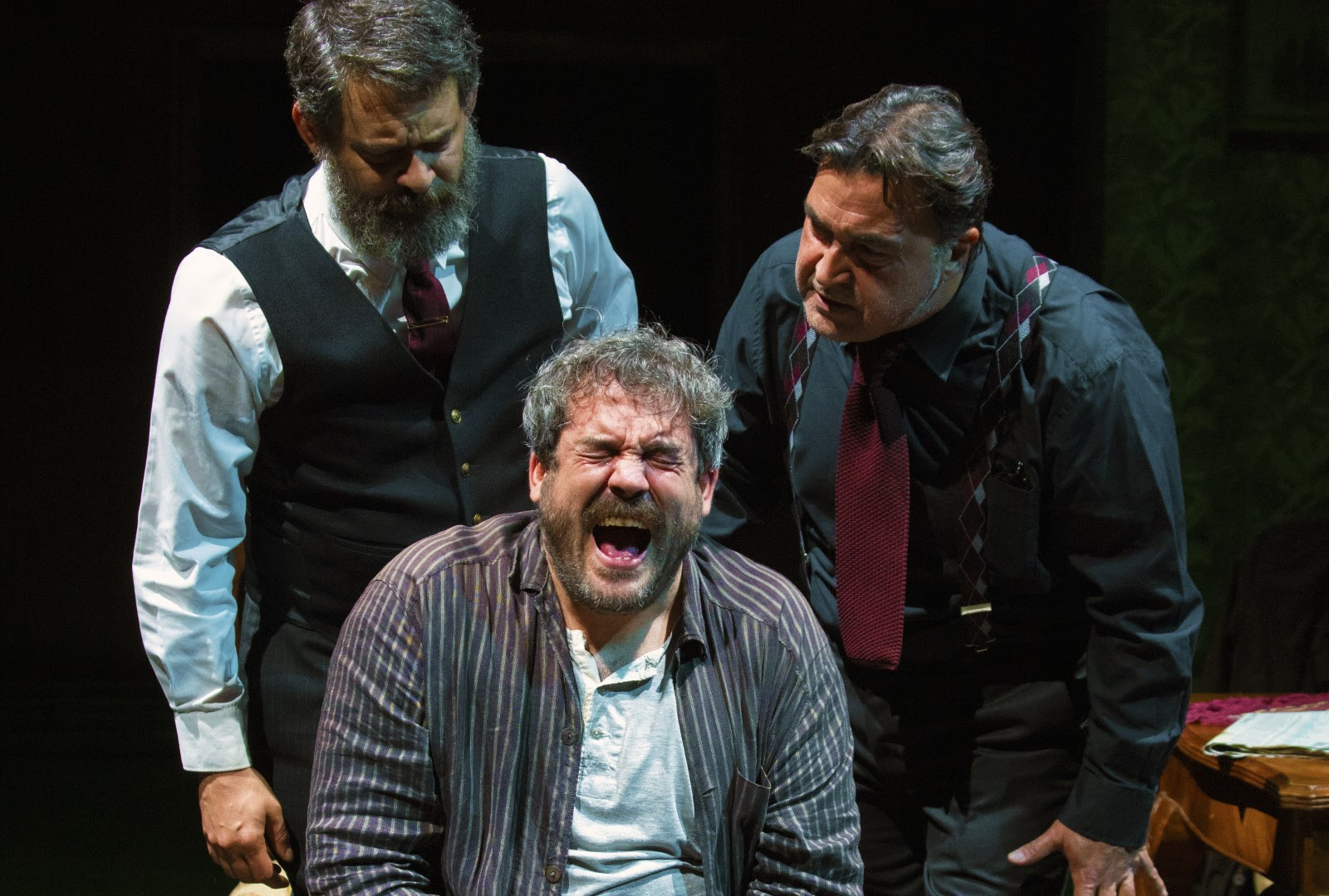 Τρεις άνδρες ηθοποιοί σε σκηνή θεάτρου - από τη θεατρική παράσταση «Πάρτι γενεθλίων» του Χάρολντ Πίντερ στο Ίδρυμα Κακογιάννη