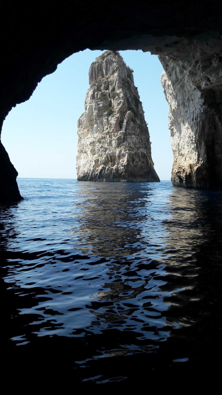 Ο Ορθόλιθος, η σπηλιά του Παπανικολή που κρυβόταν το υποβρύχιο