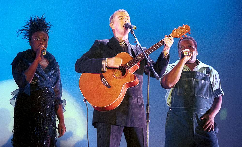 Στιγμιότυπο από τη συναυλία των Pet Shop Boys στην Αθήνα το 2000