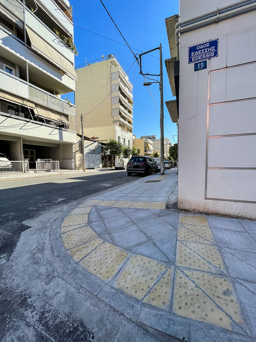 Ανακατασκευάστηκε το πεζοδρόμιο στην Αμφιπόλεως στο κέντρο της Αθήνας