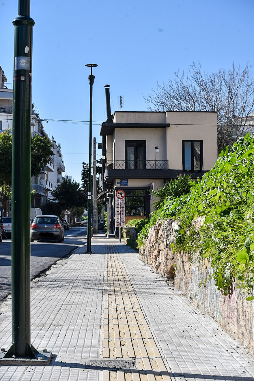 Με ψυχρά υλικά και φιλικά στο περιβάλλον ανακατασκευάστηκε το πεζοδρόμιο στη Λεωνιδίου στην Αθήνα