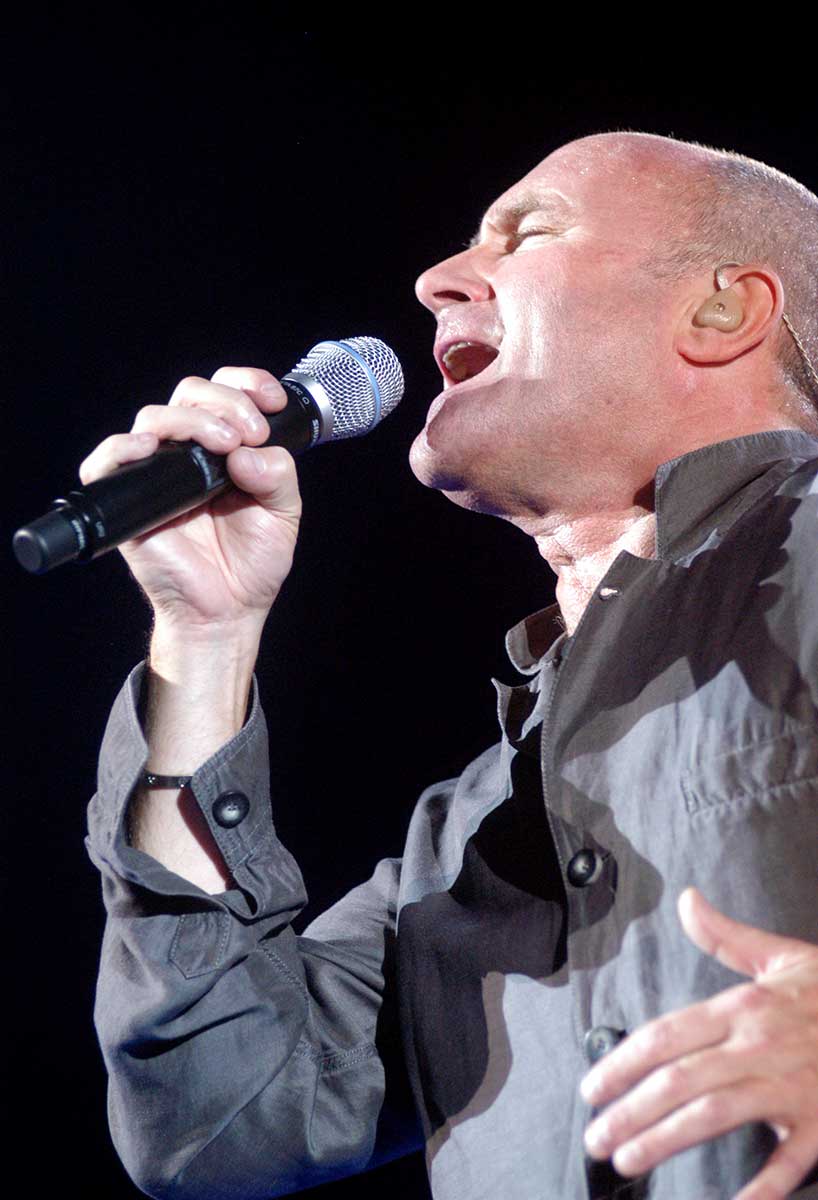 Στιγμιότυπο από τη συναυλία του Phil Collins στο ΣΕΦ το 2005