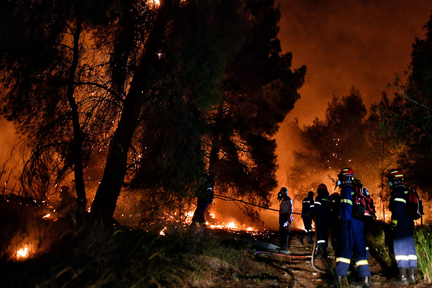 Στην Κορινθία οι πυροσβέστες έδωσαν δύσκολη μάχη με τις φλόγες τη νύχτα κάτω από αντίξοες καιρικές συνθήκες, με τη φωτιά να καίει ανεξέλεγκτα