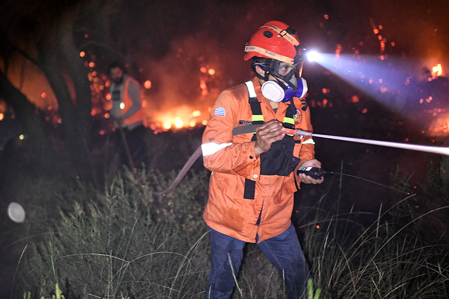 Φωτιά: Πυροσβέστης στον Σχίνο Κορινθίας ενημερώνει στον ασύρματο για τις εξελίξεις στο πύρινο μέτωπο