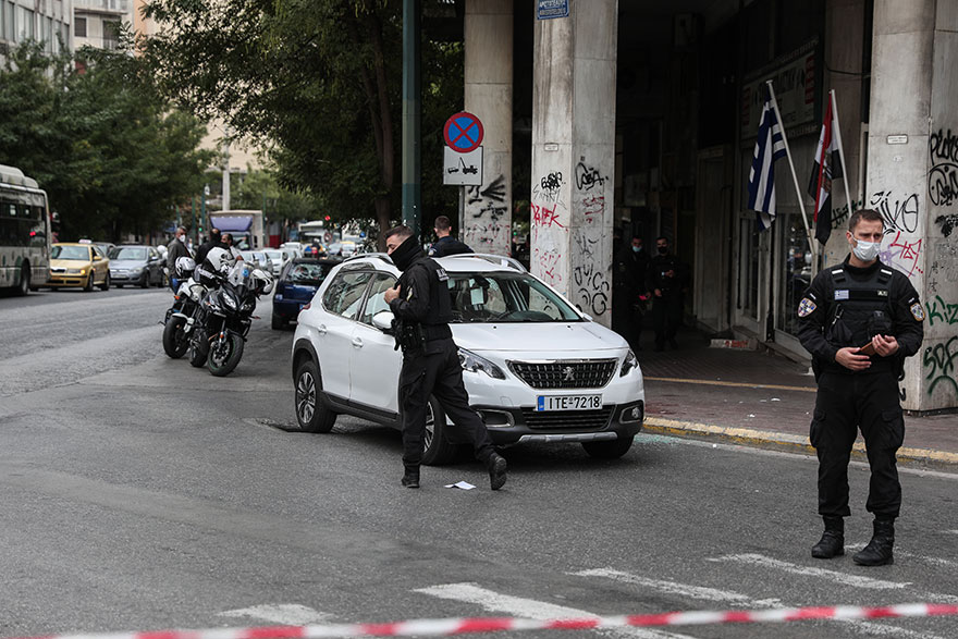 Αστυνομικοί στο κέντρο της Αθήνας που κλήθηκαν μετά την καταδίωξη κλεμμένου αυτοκινήτου