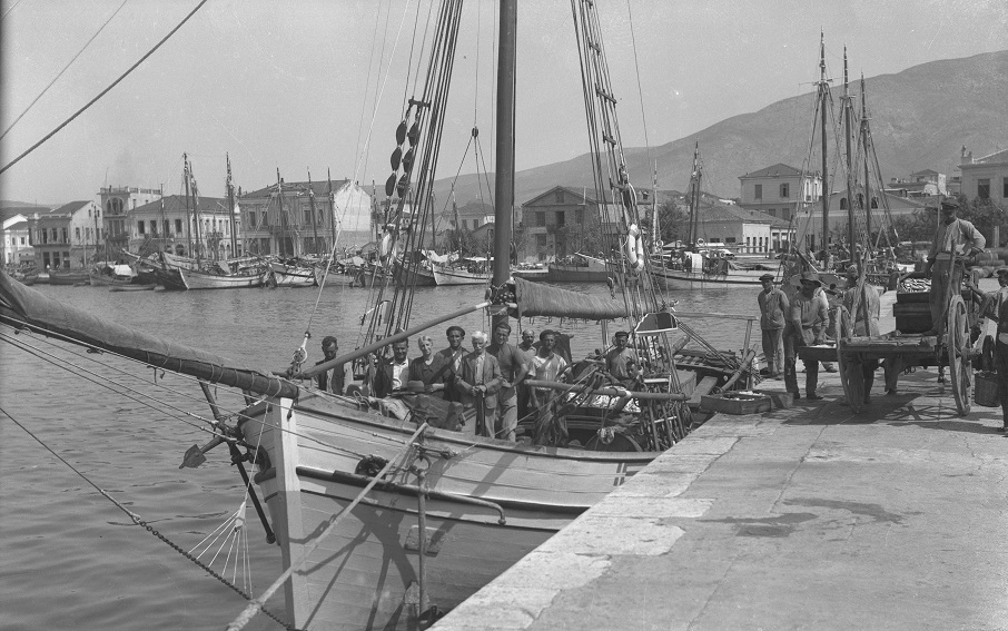 Ψαράδικο στο λιμάνι, Οκτώβριος 1935 (αρχείο Ζημέρη, ΔΗ.Κ.Ι)