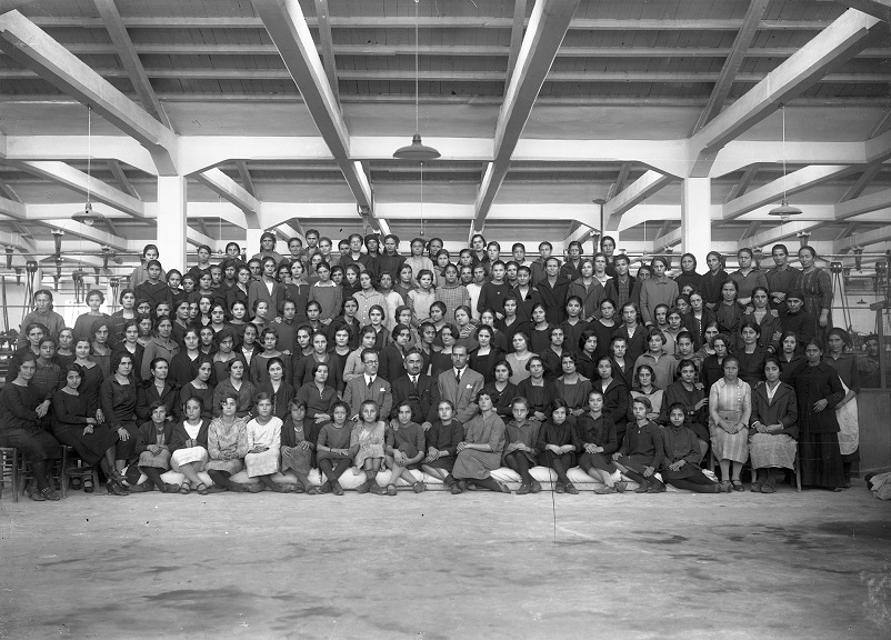 Οι γυναίκες εργαζόμενες στο εργοστάσιο Παπαγεωργίου, 1928 (αρχείο Ζημέρη, ΔΗ.Κ.Ι)