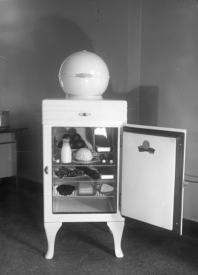 Διαφημιστική φωτογραφία ψυγείου στην Ηλεκτρική Εταιρεία Βόλου, Μάρτιος 1937 (αρχείο Ζημέρη, ΔΗ.Κ.Ι)