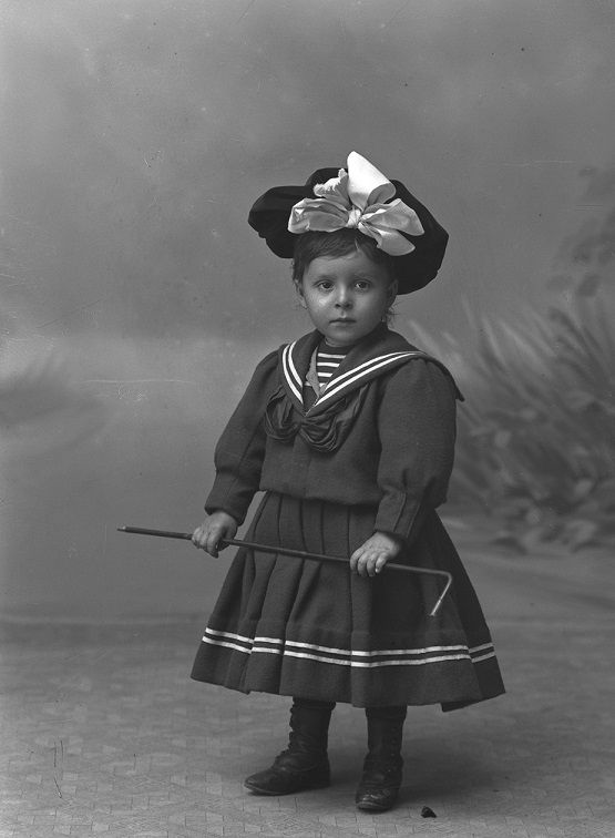 Κοριτσάκι στο στούντιο του φωτογράφου, περίοδος Μεσοπολέμου (αρχείο Ζημέρη, ΔΗ.Κ.Ι)