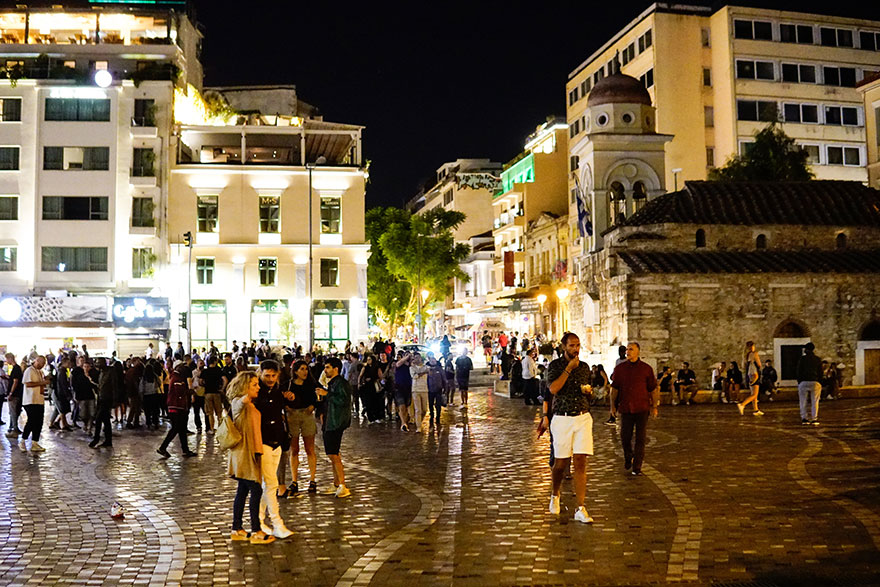 Μοναστηράκι - Κορωνοϊός: Εικόνες συνωστισμού και συγχρωτισμού στην κεντρική πλατεία το βράδυ του Σαββάτου 27 Σεπτεμβρίου 2020