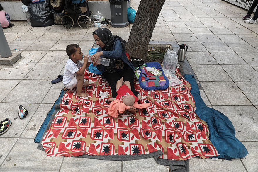 Γέμισε με πρόσφυγες πάλι η Πλατεία Βικτωρίας 