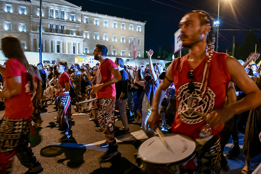 Στιγμή δεν σταμάτησαν τα τύμπανα στη μεγάλη Παρέλαση Υπερηφάνειας του Athens Pride που έφθασε στην πλατεία Συντάγματος