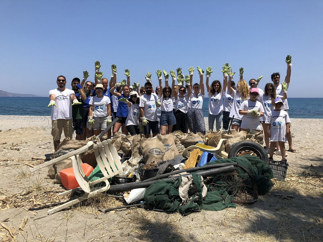 ​Η P&G και η ΑΒ Βασιλόπουλος μέσα από το πρόγραμμα «Προσφέρω», μαζί με την περιβαλλοντική οργάνωση iSea και την ενεργό συμμετοχή όλων μας, ολοκλήρωσαν τις δράσεις καθαρισμού 40 ακτών σε τρία ελληνικά νησιά.