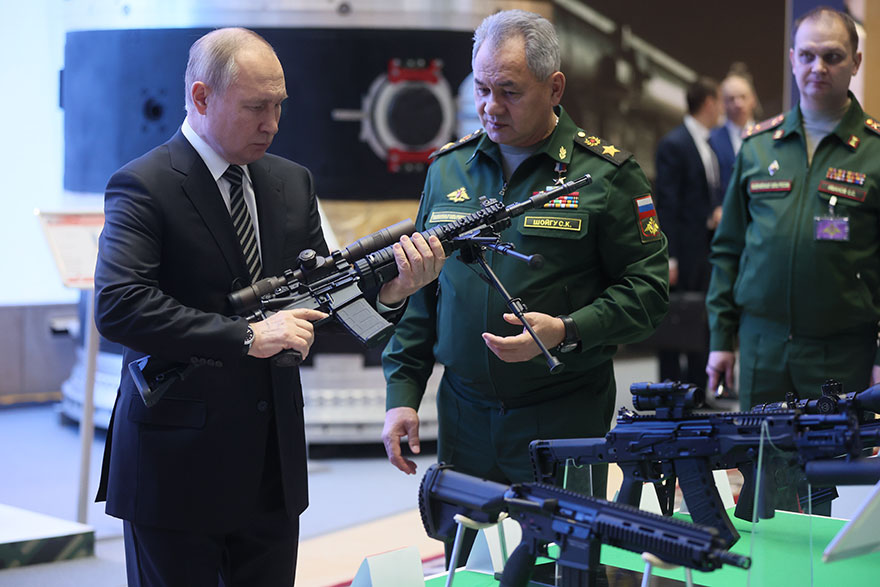 Βλαντίμιρ Πούτιν και Σεργκέι Σοϊγκού σε έκθεση όπλων στη Μόσχα (Δεκέμβριος 2021)