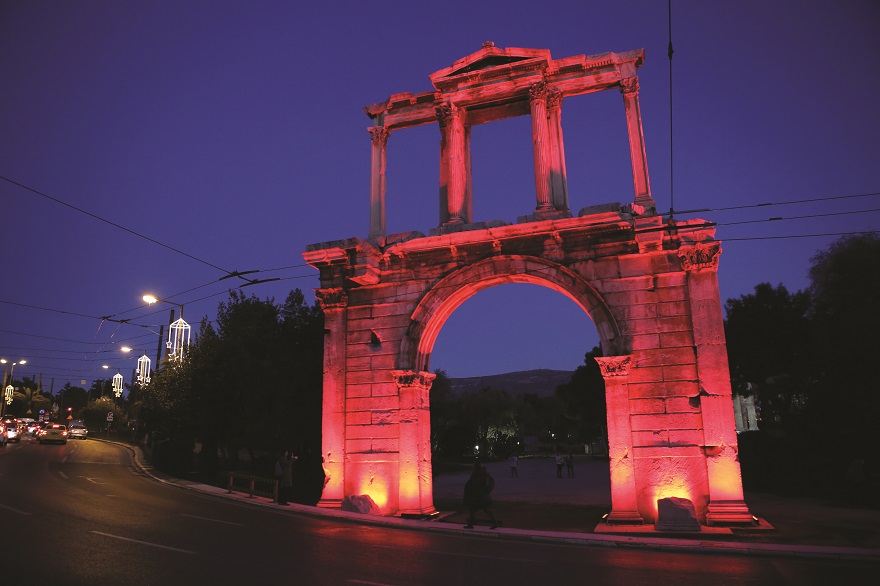 Η Πύλη του Αδριανού, φωτισμένη στο πλαίσιο εκστρατείας για την ενημέρωση για το Aids.
