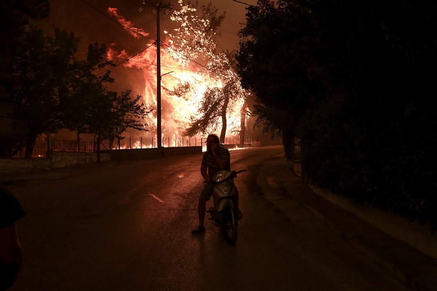 Φωτιά στην Εύβοια: Μάχη με τις φλόγες έδωσαν πυροσβέστες, εθελοντές και κάτοικοι στο Πευκί 