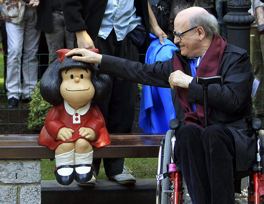Ο σκιτσογράφος από την Αργεντινή Χοακίν Σαλβαδόρ Λαβάδο (aka Κίνο) ακουμπά το χέρι του στην «κόρη» του, Μαφάλντα - Ο «μπαμπάς» του διάσημου κόμικ πέθανε σε ηλικία 88 ετών