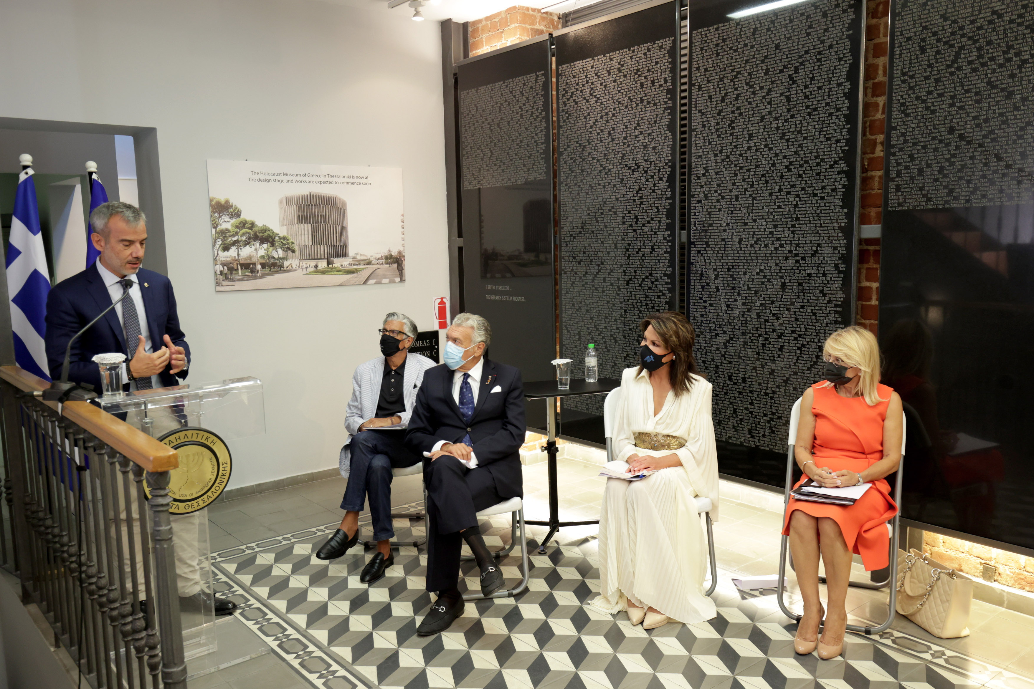 Η πρόεδρο της επιτροπής «Ελλάδα 2021» σε σταθμό της επίσκεψής της στη Θεσσαλονίκη