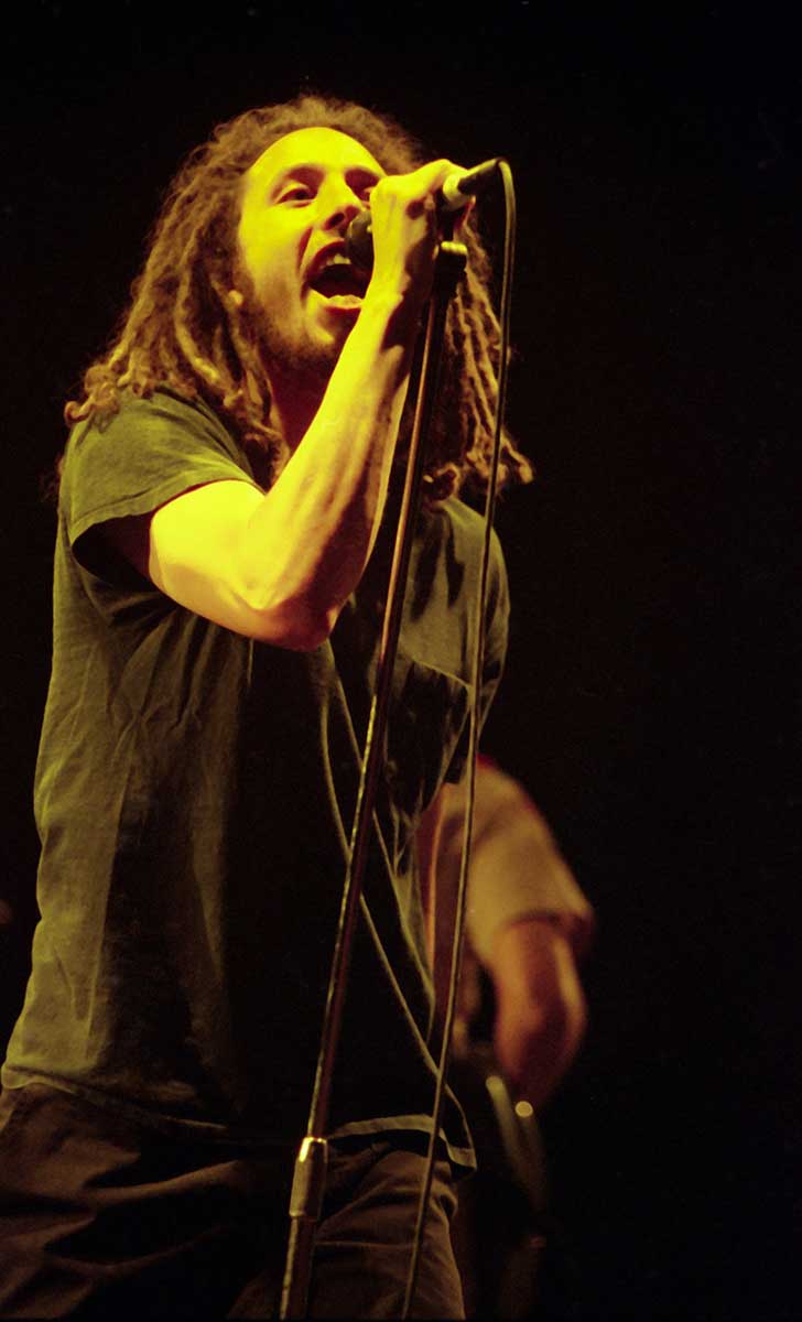 Στιγμιότυπο από τη συναυλία των Rage Against The Machine στην Αθήνα το 2000