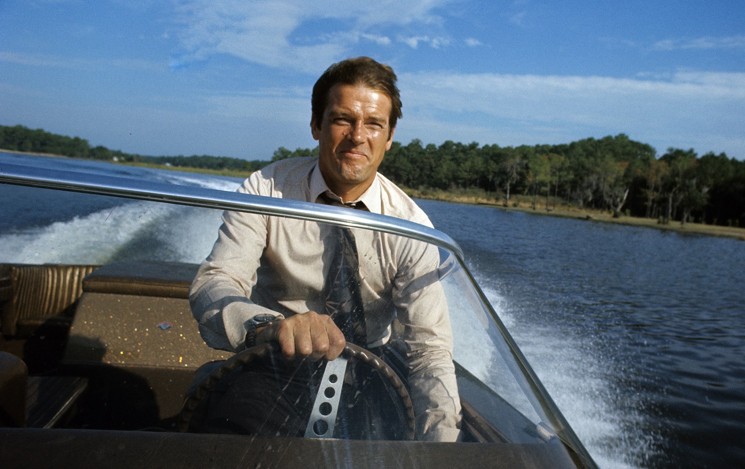 Ο Ρότζερ Μουρ οδηγά σκάφος σε σκηνή ταινίας Τζέιμς Μποντ