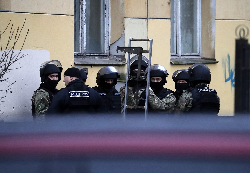 Ρώσοι αστυνομικοί έξω από το σπίτι όπου ο δράστης κρατούσε τα παιδιά 