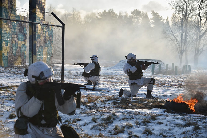 Ρώσοι στρατιώτες σε άσκηση ενώ οξύνεται η ένταση με την Ουκρανία στα σύνορα
