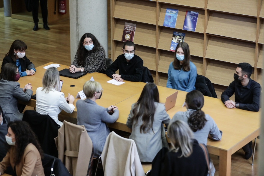 Η Κ. Σακελλαροπούλου με τους φοιτητές του ΑΠΘ στο Αναγνωστήριο της Βιβλιοθήκης. Αριστερά, μέλη της ομάδας του Εργαστηρίου Ιατρικής Φυσικής και Ψηφιακής Καινοτομίας