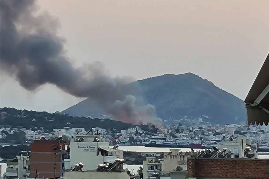 Φωτιά στη Σαλαμίνα καίει πεύκα και χαμηλή βλάστηση σε περιοχή έξω από το λιμάνι της πόλης