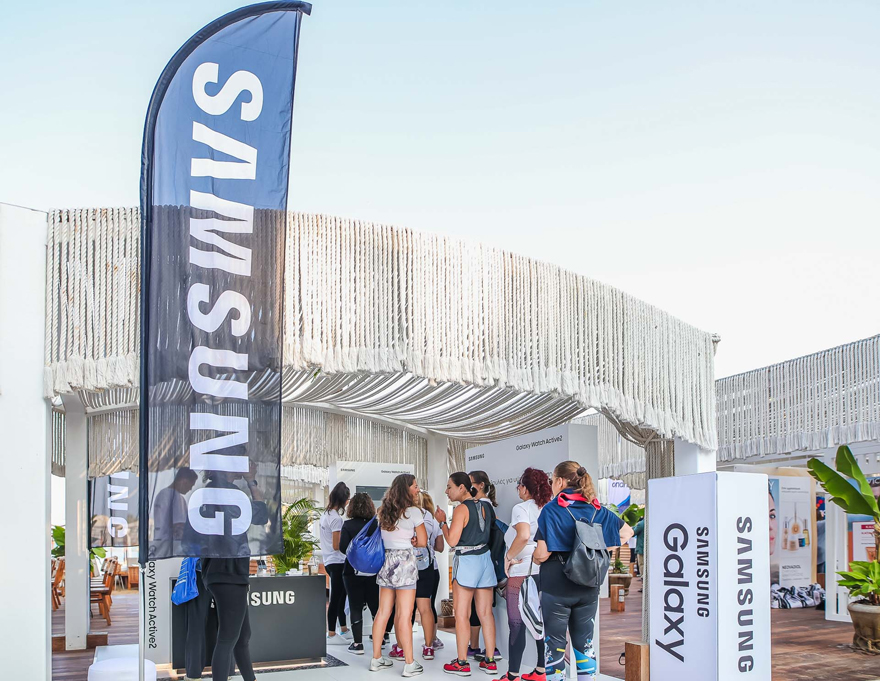 Οι συμμετέχουσες του Ladies Run 2019 στο Samsung Booth ενημερώνονται για τις καινοτόμες προτάσεις της εταιρείας.