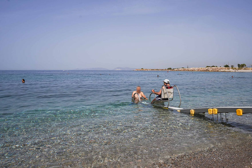 Επανήλθαν τα δύο Seatrac σε παραλία της Γλυφάδας - Δωρεάν χρήση από ΑμΕΑ που έχουν πλέον εύκολη πρόσβαση στη θάλασσα