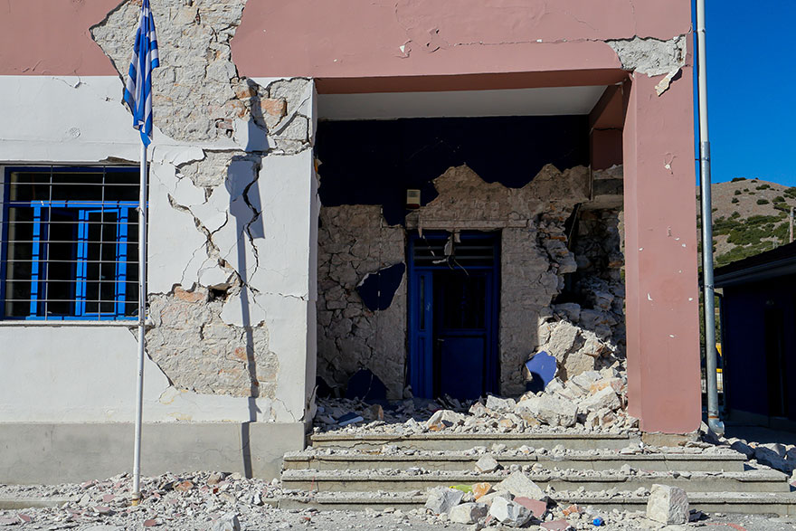 Χωριό Δαμάσι: Η κατεστραμμένη είσοδος στο σχολείο μετά τον δυνατό σεισμό 6 Ρίχτερ στην Ελασσόνα