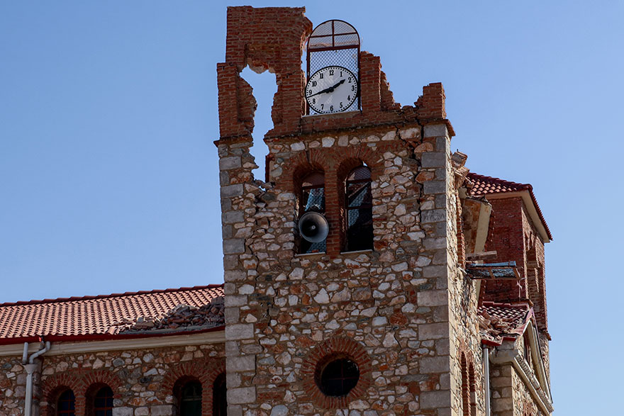 Ο σεισμός στην Ελασσόνα, μεγέθους 6 Ρίχτερ, είχε ως αποτέλεσμα να καταρρεύσει το καμπαναριό της εκκλησίας στον οικισμό Μεσοχώρι