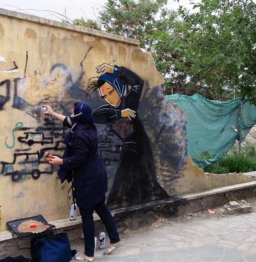 Η Σάμσια Χασανί κάνει γκράφιτι σε έναν τοίχο της Καμπούλ.
