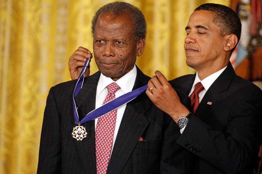 Ο Σίντνεϊ Πουατιέ τιμήθηκε από τον Μπαράκ Ομπάμα το 2009 με το προεδρικό μετάλλιο ελευθερίας