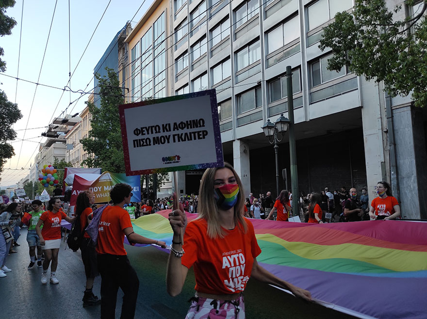 «Φεύγω και αφήνω πίσω μου γκλίτερ», γράφει το πλακάτ στη μεγάλη Παρέλαση Υπερηφάνειας του Athens Pride 2021