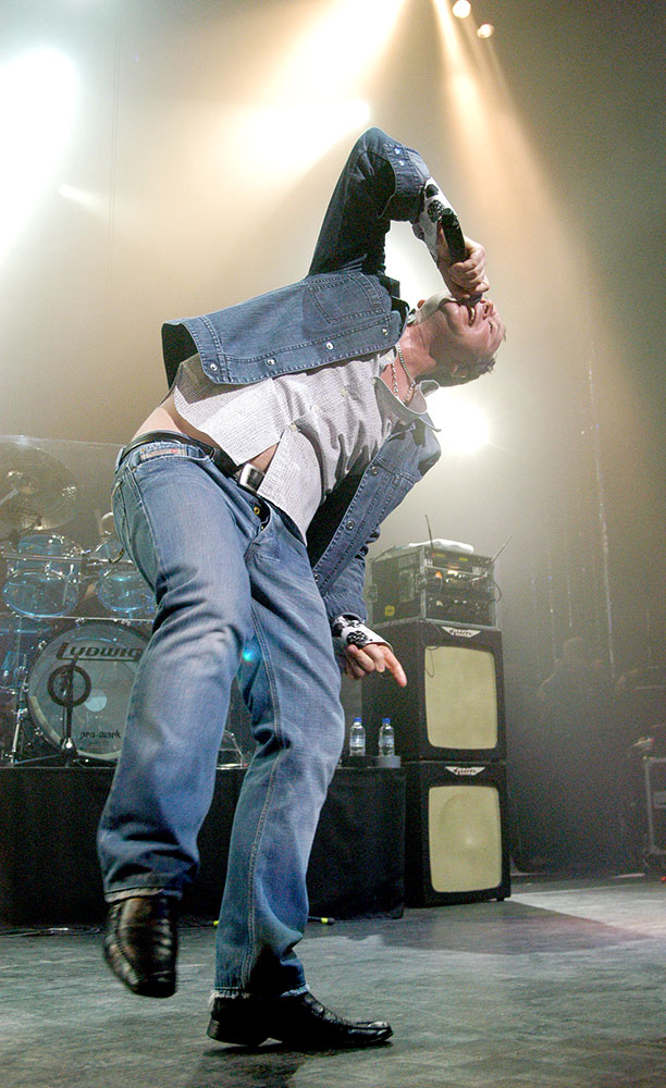Στιγμιότυπο από τη συναυλία των Simple Minds στην Αθήνα το 2006