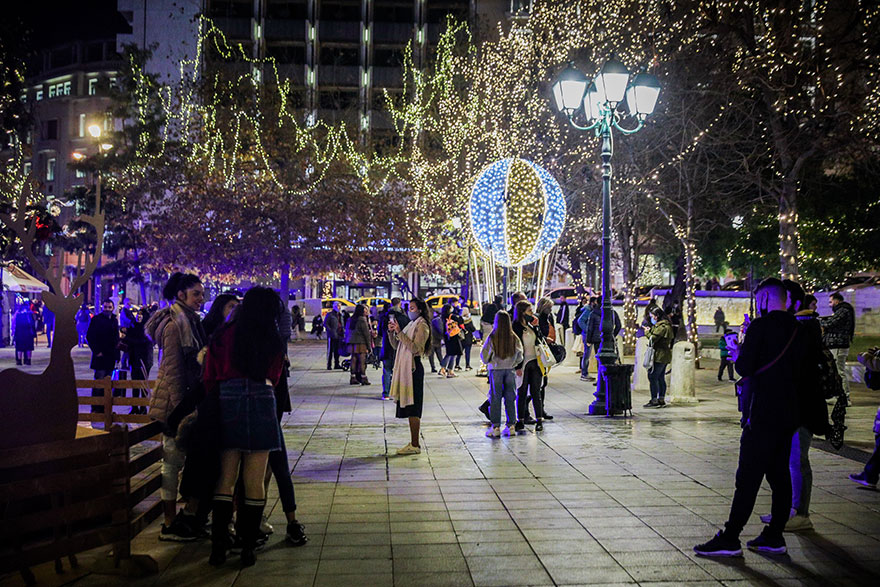 Χριστούγεννα 2020: «Πηγαδάκια» στην πλατεία Συντάγματος εν μέσω lockdown με φόντο τον όμορφο χριστουγεννιάτικο στολισμό