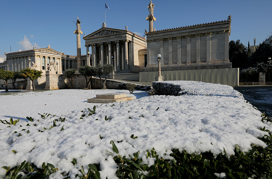 Σκέτη μαγεία η χιονισμένη Αθήνα - Εικόνες από ψηλά (video) | Athens Voice