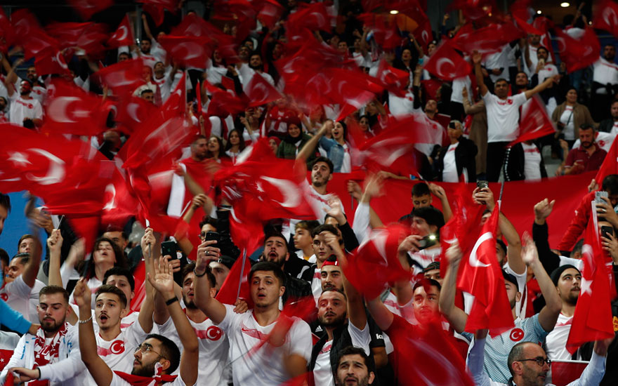Στρατιωτικοί χαιρετισμοί από τους Τούρκους φιλάθλους στο γήπεδο Stade de France
