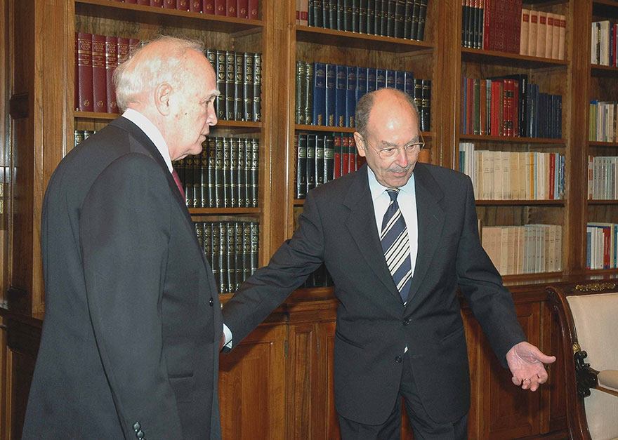 Το 2005 ο Κάρολος Παπούλιας γίνεται Πρόεδρος της Δημοκρατίας και διαδέχεται τον Κωστή Στεφανόπουλο στο Προεδρικό Μέγαρο