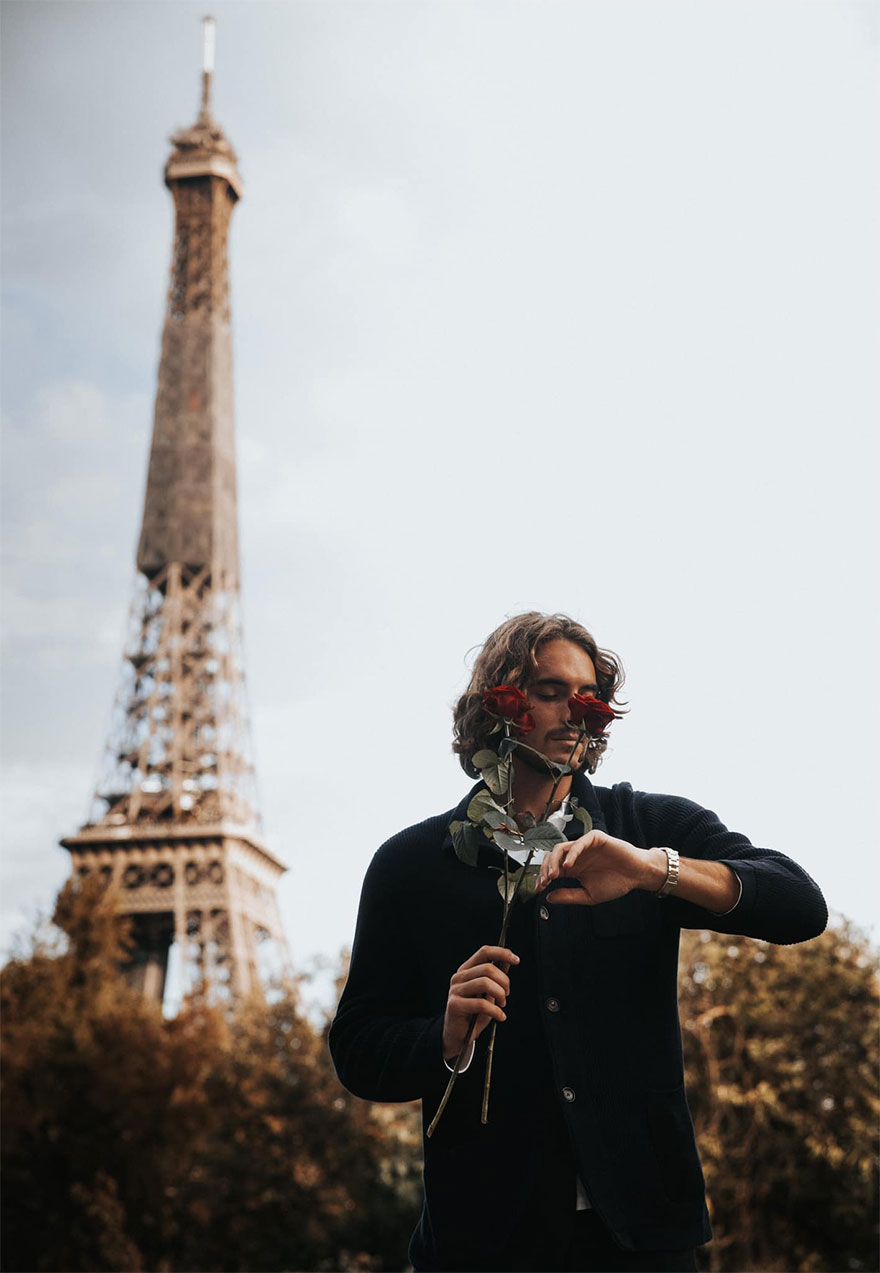 Ο ρομαντικός Στέφανος Τσιτσιπάς κρατά κόκκινο τριαντάφυλλο στο χέρι με φόντο τον Πύργο του Άιφελ στο Παρίσι
