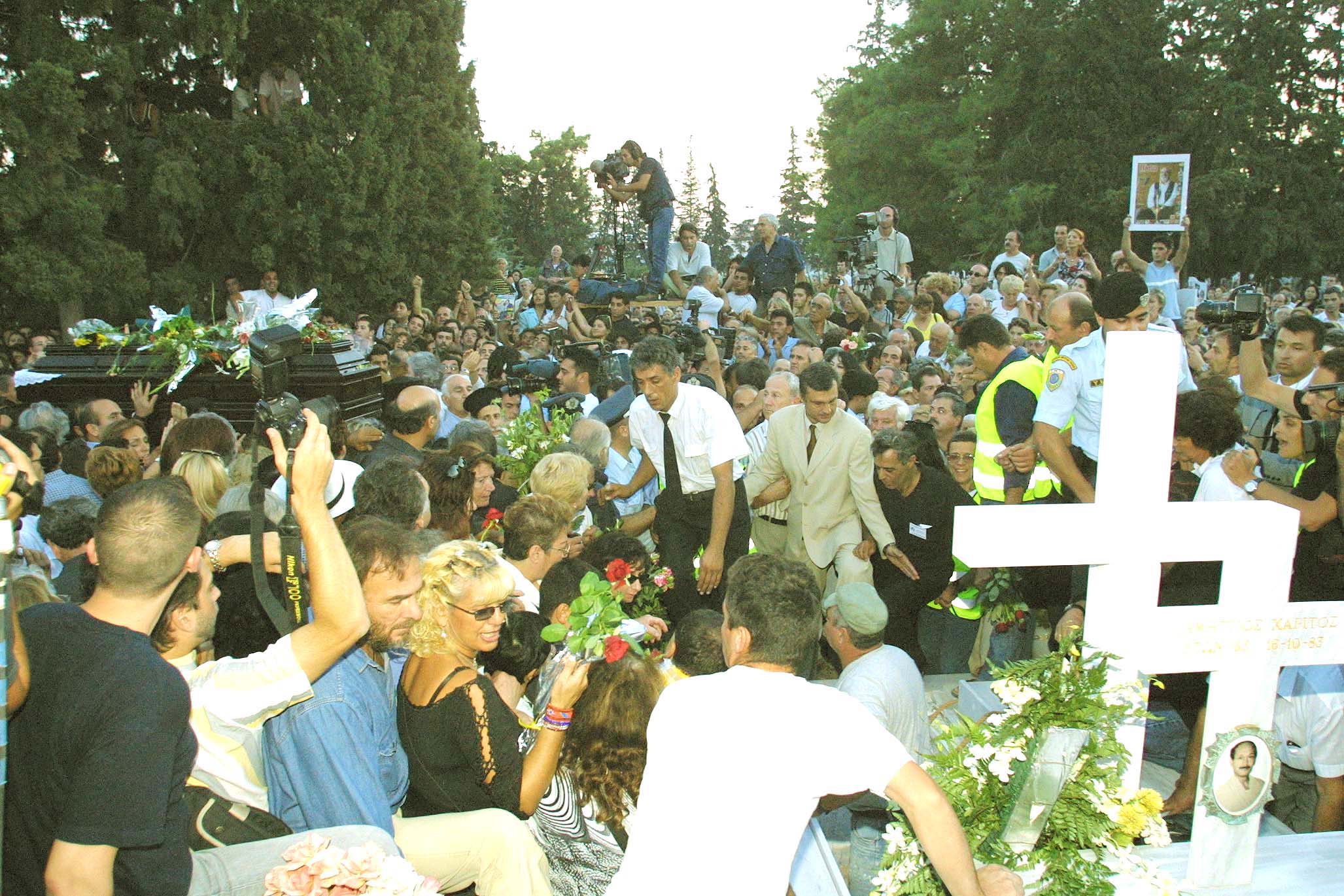 Στιγμιότυπο από την κηδεία του Στέλιου Καζαντζίδη στην Ελευσίνα, 16 Σεπτεμβρίου 2001